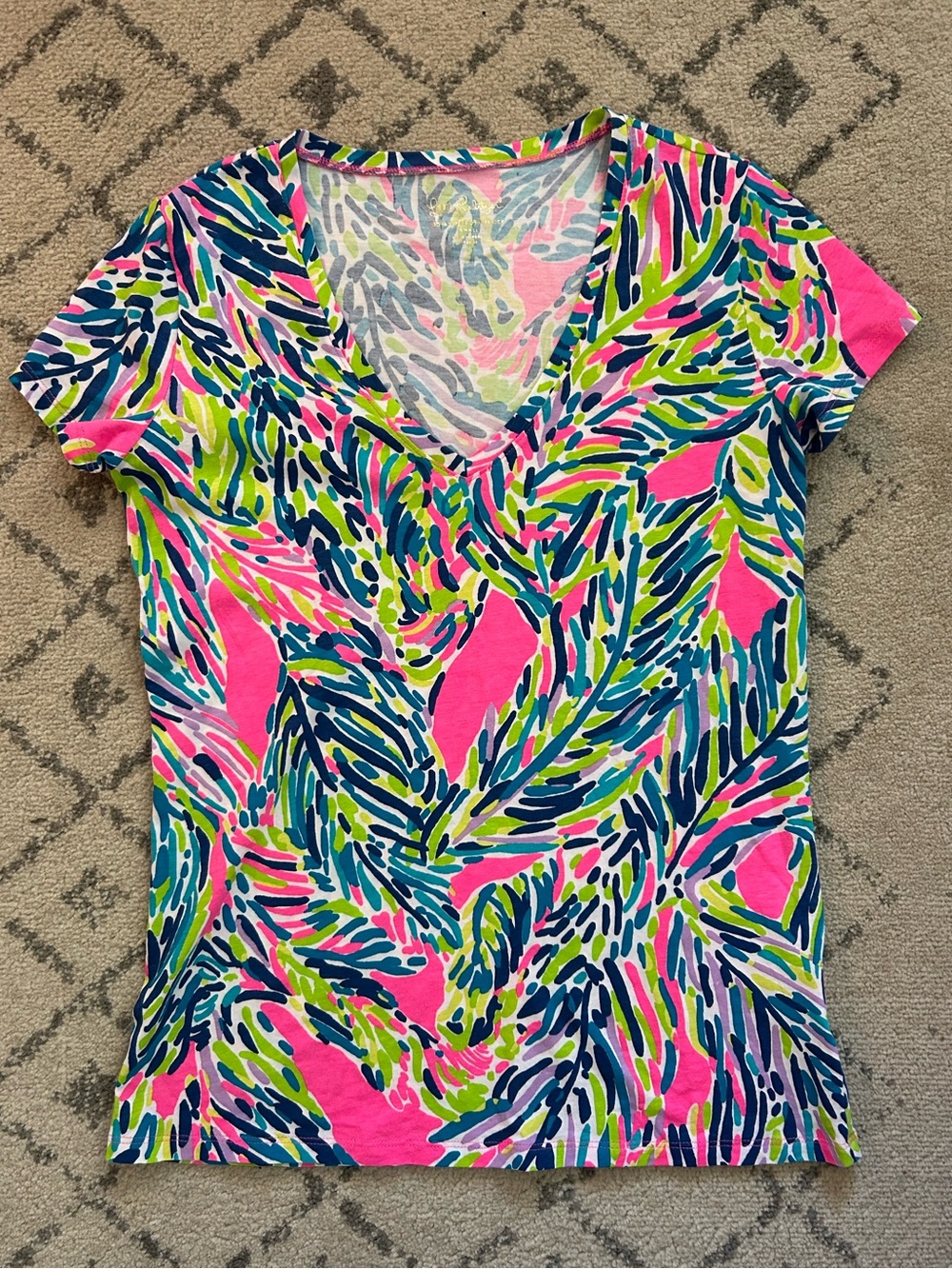 LILLY PULITZER Vibrant Tropical Print V-Neck Tee